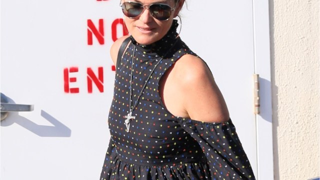 GALA VIDÉO - Laeticia Hallyday acculée ? Elle s’éclate avec ses copines dans un restaurant chic à Paris…