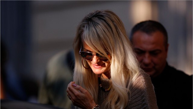 GALA VIDÉO - Laeticia Hallyday face à l’écœurement des fans de Johnny : « Pas un sou à la Boudou