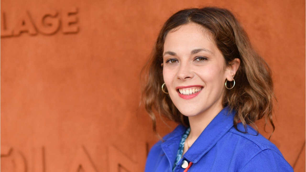 GALA VIDEO – Alysson Paradis en vacances à l’île de Ré, la petite sœur de Vanessa décompresse