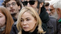 GALA VIDÉO - Emmanuelle Béart, maman heureuse, entourée de ses trois enfants pour ses 56 ans