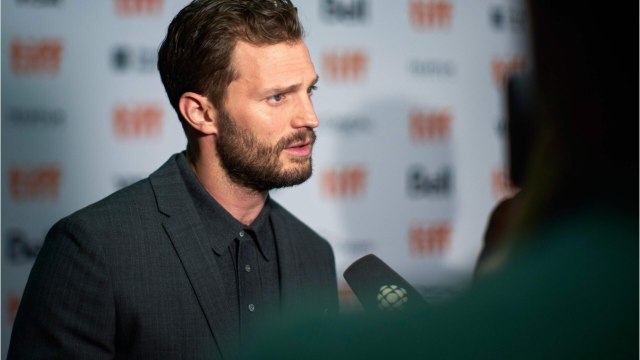 GALA VIDÉO - Jamie Dornan dévoile sa technique très personnelle quand il pose devant un photographe