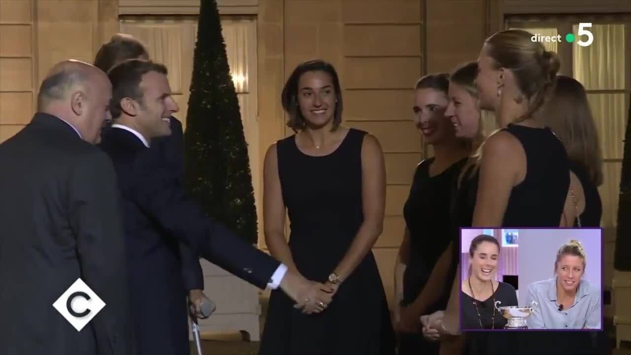 GALA VIDÉO - Ce “super moment” qu’Emmanuel Macron a passé avec les gagnantes de la Fed Cup