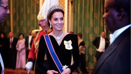 GALA VIDÉO - Kate Middleton : une fille simple, mieux en “jean/basket qu’en robe de soirée”