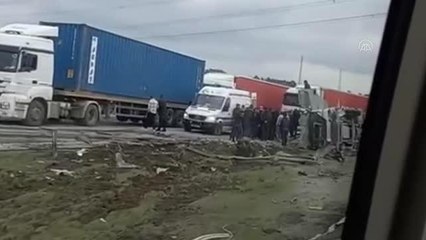 Silivri'de devrilen tırın şoförü yaralandı