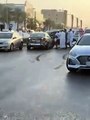 عاكس ل طريق الملك عبدالله بالرياض وصدم السيارات وتولاه المواطنين والمرور