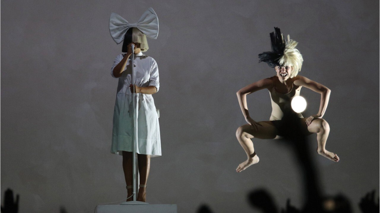 GALA VIDÉO - Sia maman : la chanteuse annonce l’adoption d’un petit garçon d’une drôle de manière