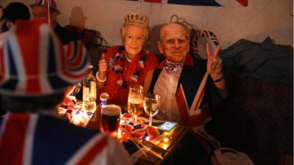 GALA VIDEO - Le prince Philip débarqué en hélicoptère à Windsor : faut-il s’inquiéter ?