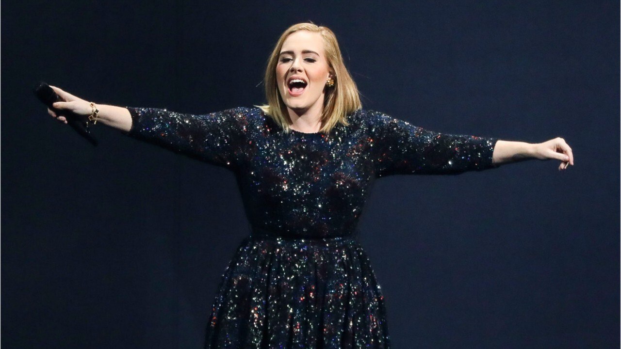 GALA VIDÉO - Adele déchaînée au mariage de sa meilleure amie : ces vidéos qui vont surprendre ses fans