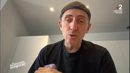 GALA VIDÉO - Julie Gayet : son sketch surprise avec Philae, le chien de François Hollande, dans "Au secours bonjour"