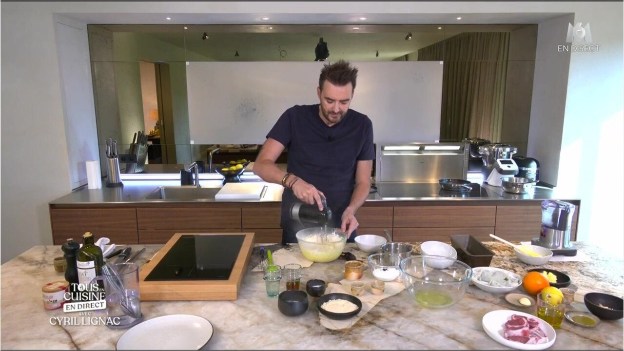 GALA VIDEO - Cyril Lignac taquiné par Sandrine Quétier : ça chambre dans Tous en cuisine !