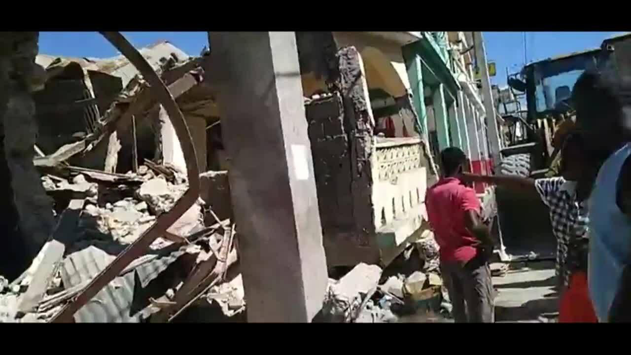 Au moins 724 morts en Haïti, recherches frénétiques dans les décombres du séisme