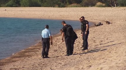 Corse: les pompiers récupèrent des résidus d'hydrocarbures sur une plage