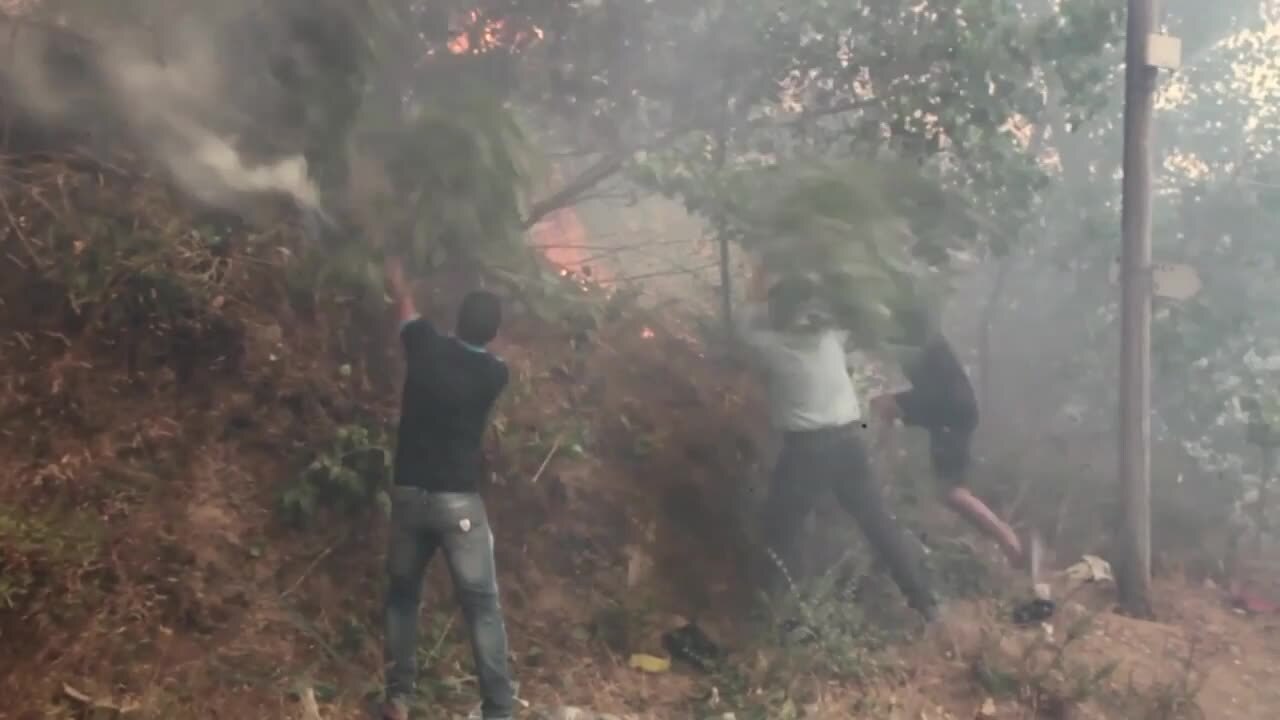 Algérie: pompiers, militaires et civils en lutt...