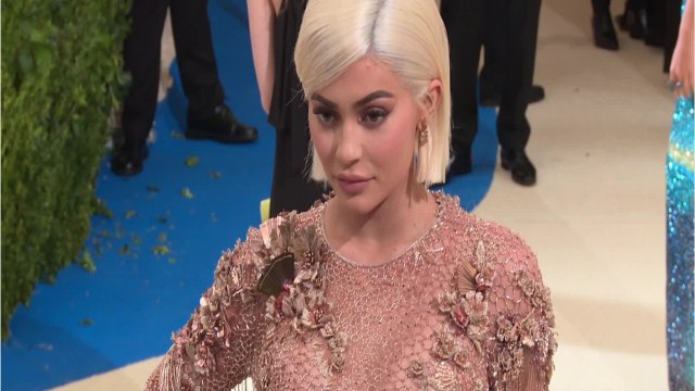 VOICI Kylie Jenner : complètement nue sous un trench transparent