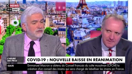 GALA VIDÉO - « Faites attention avec ce complotisme » : Pascal Praud fait la leçon à un de ses chroniqueurs