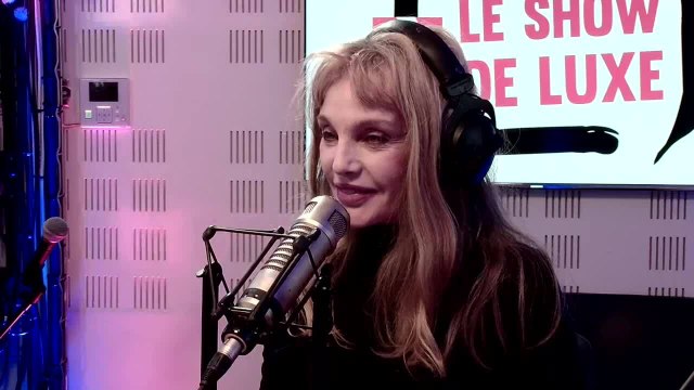 VOICI - Arielle Dombasle : ce qu’elle a répondu à Bernard-Henri Lévy lorsqu’il a voulu avoir des enfants