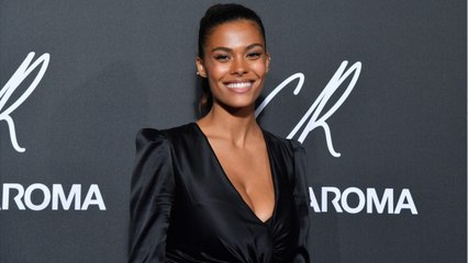 VOICI Tina Kunakey ultra-sexy en bikini, à genoux dans le sable