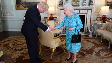 GALA VIDÉO - Elizabeth II : ses petits commentaires hilarants au mariage de la princesse Eugenie