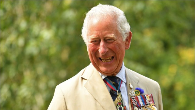 GALA VIDÉO - Prince Charles : “serrer des mains”, la seule chose en amour que la reine lui a appris.