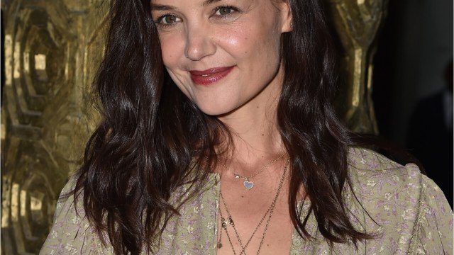 GALA VIDÉO - gala.fr/l_actu/news_de_stars/katie-holmes-photographiee-en-galante-compagnie-les-photos-qui-intriguent