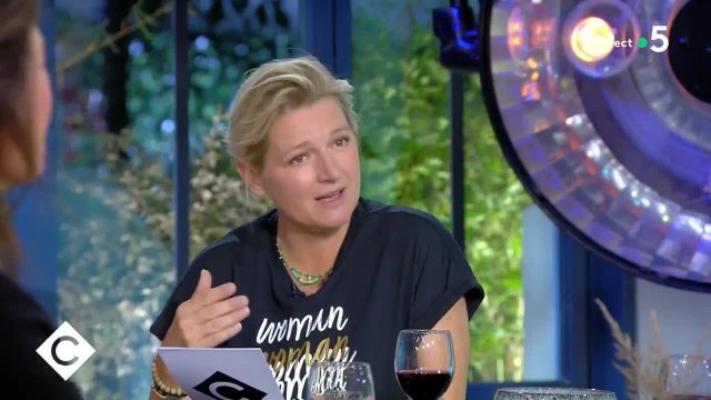 GALA VIDÉO - Florence Foresti, invitée de C à vous, rechigne à rendre l'antenne