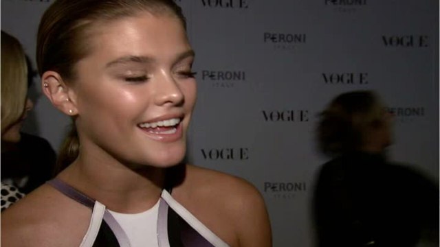 VOICI - Nina Agdal entièrement nue, elle offre une vue imprenable sur ses fesses
