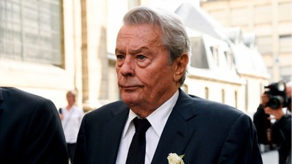 VOICI - Alain Delon zappe sa petite-fille : cette phrase anodine qui a pu blesser
