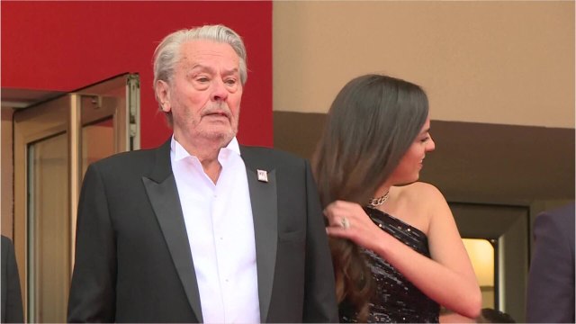 Voici - Alain Delon adresse une lettre bouleversante à son public