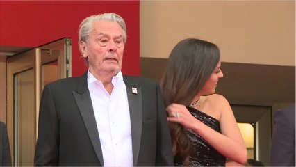 Voici - Alain Delon adresse une lettre bouleversante à son public