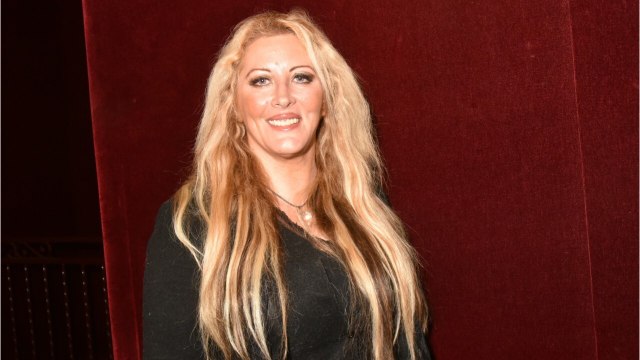 VOICI - Loana privée de montée des marches à Cannes, elle s'explique !