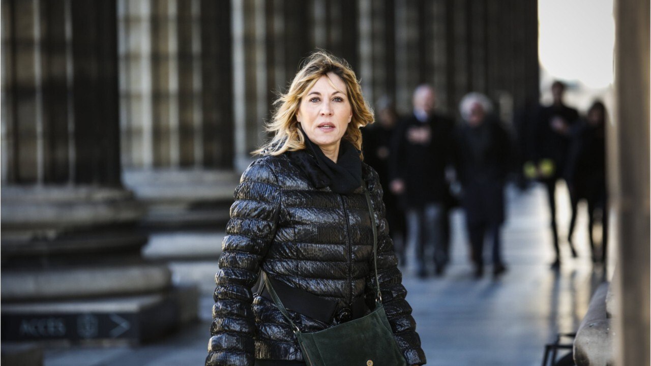 VOICI - Mathilde Seigner : elle se rappelle de "la cour de faux-culs" qui entourait Johnny Hallyday