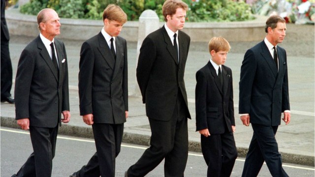 GALA VIDEO - Pourquoi les funérailles du prince Philip vont raviver la douleur de William et Harry ?