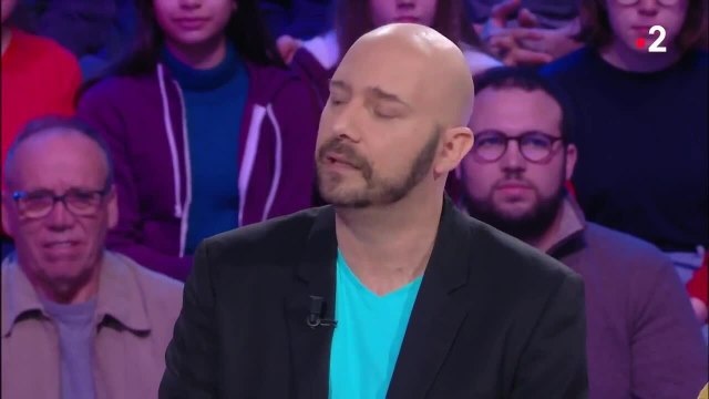 VOICI - Nagui hilare face à l'anecdote très gênante d'un candidat de Tout le monde veut prendre sa place