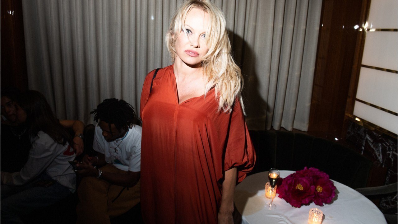 VOICI - NOUVEAU - Pamela Anderson Quitte Adil Rami : Le Footballeur « Menait Une Double Vie " (1)
