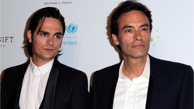VOICI Anthony Delon a ENFIN lu le livre de son petit frère Alain-Fabien, il dit ce qu’il en pense