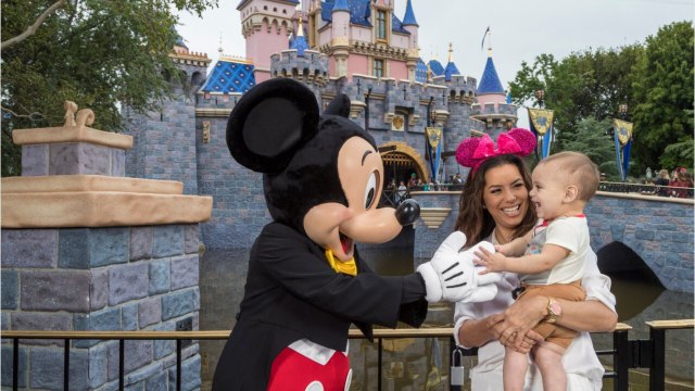 VOICI Eva Longoria sublime en maillot de bain, elle pose avec son fils Santiago