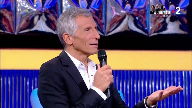 VOICI - N'Oubliez Pas Les Paroles Nagui donne une leçon de musique à son musicien