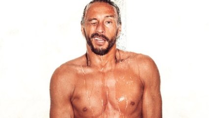 VOICI- Bob Sinclar pose complètement nu et fait un clin d'œil aux haters
