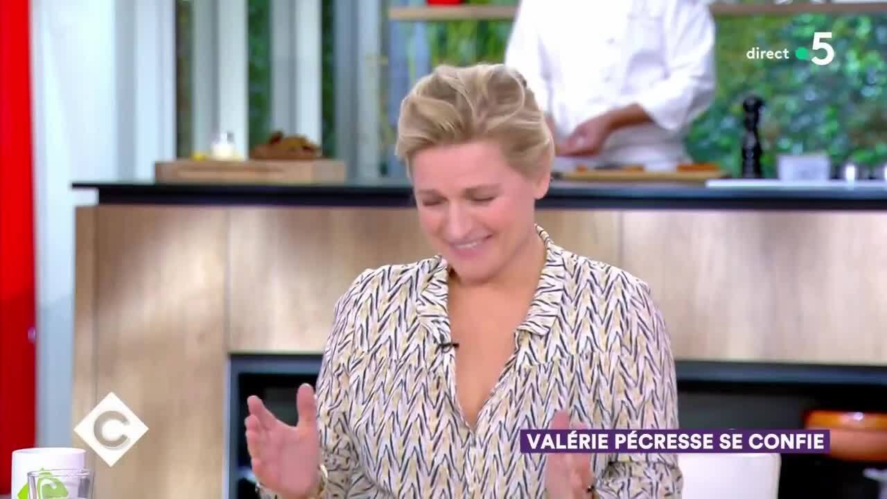 VOICI  Je vous demande d'arrêter  : Valérie Pécresse hausse le ton face à Anne-Elisabeth Lemoine