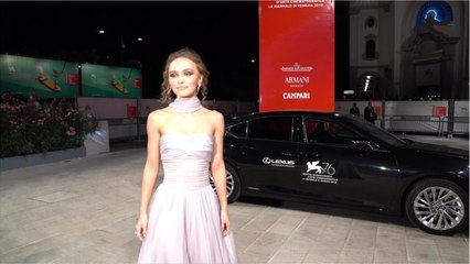 Lily-Rose Depp se confie sur son enfance et son éducation "pas très stricte"