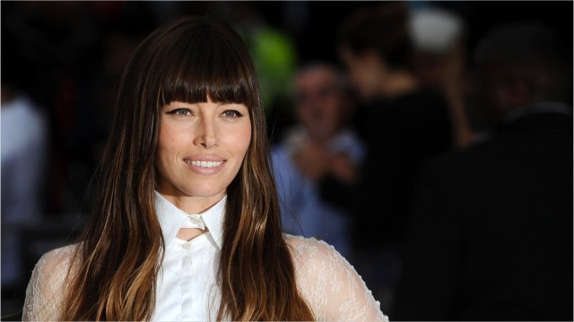 VOICI Confinement : comment couper sa frange toute seule ?