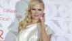 VOICI Pamela Anderson accusée d’avoir manipulé son ex mari Jon Peters, elle lui répond