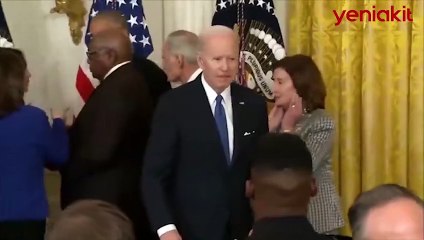 Obama'nın ilgi gördüğü anlarda yalnız kalan Biden'ın tuhaf anları şaşkına çevirdi!