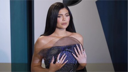 VOICI Kylie Jenner : son crop top hyper tendance coûte moins de 25 € !