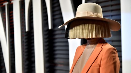 VOICI - Sia : à peine maman, la chanteuse devient... grand-mère !