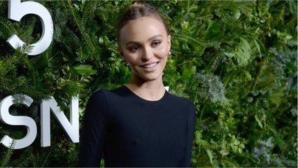 VIDEO Lily-Rose Depp adopte la tendance de l'été