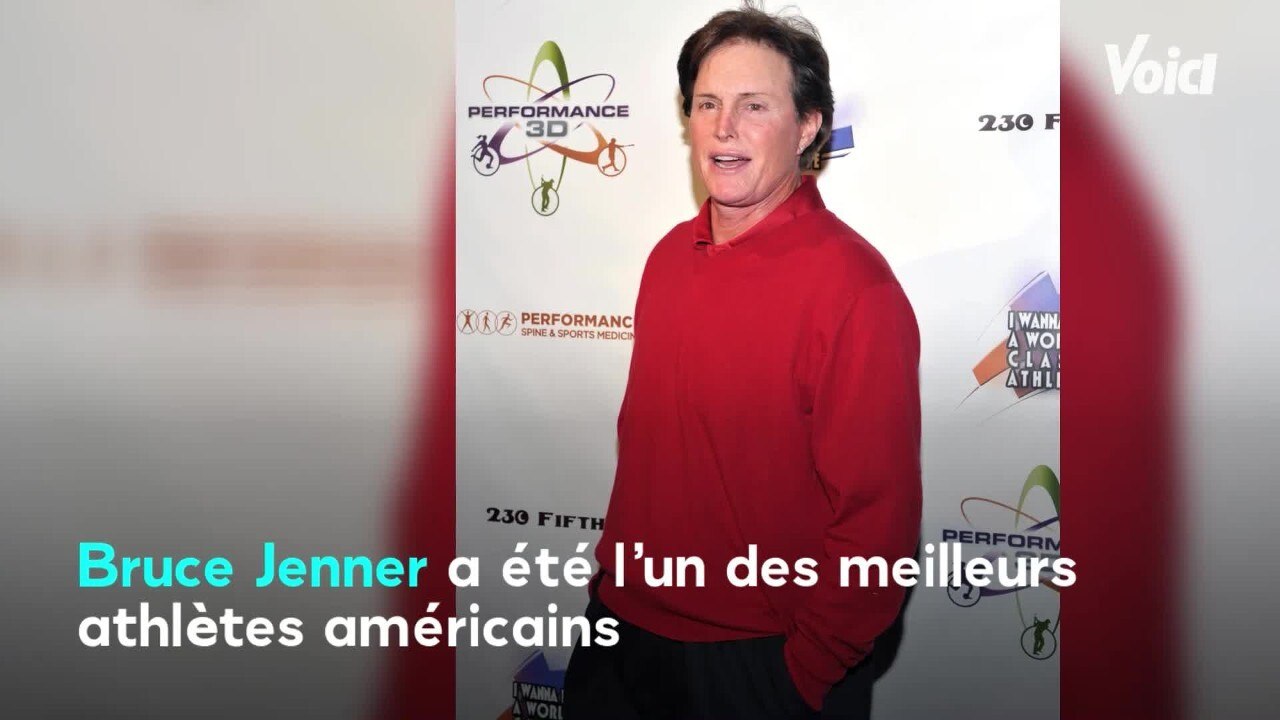 VOICI - PHOTO Caitlyn Jenner : seins nus dans sa piscine, le père de Kendall et Kylie Jenner pose avec sa médaille olympique