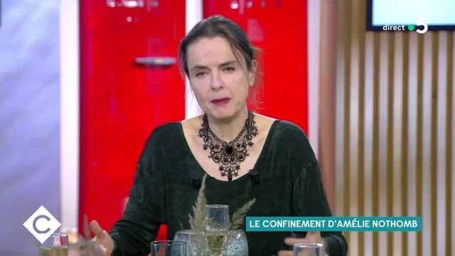 VOICI Amélie Nothomb évoque avec émotion la mort de son père