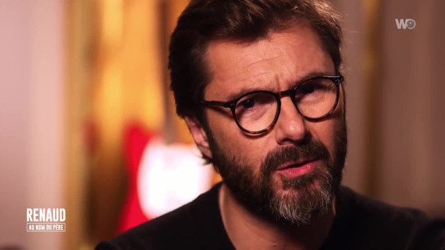 VOICI Renaud : les images déchirantes de son hommage à Coluche trois jours après sa mort