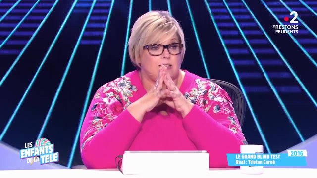 VOICI Malika Ménard gênée par un geste déplacé de Valérie Bègue